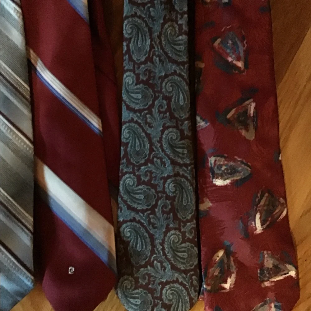 A total of 10 men’s neckties. Please see photos.